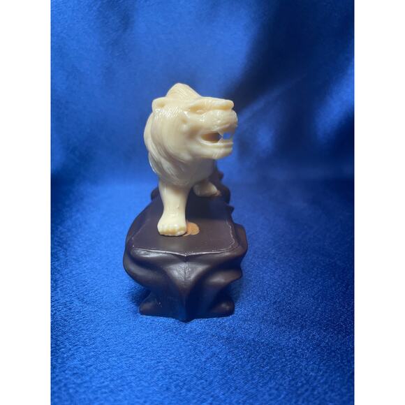 Vintage Vita Heavy Plastic White Lion on Brown Base - Picture 3 of 10